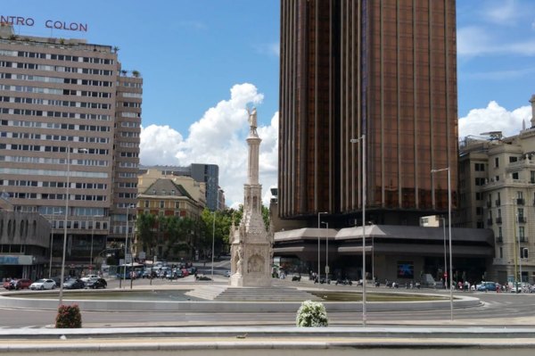 statue Christophe Colomb Madrid place Colon Plaza Colon Madrid monument Christophe Colomb