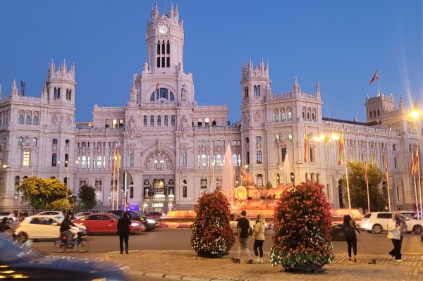 Fin de journée sur la Plaza Colón à Madrid La fontaine Cibeles de nuit