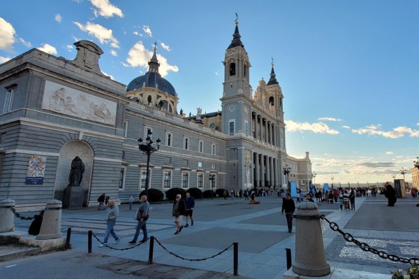église Almudena Madrid centre cathédrale Almudena façade