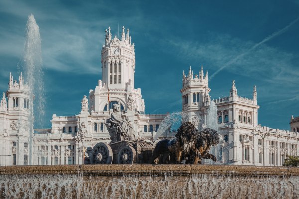 fontaine célèbre Madrid touristique fontaine Cibeles Madrid vue centrale