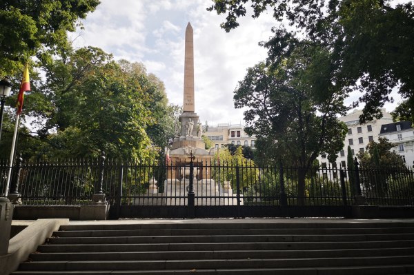 obelisque parc madrid monument aux morts Madrid flamme éternelle