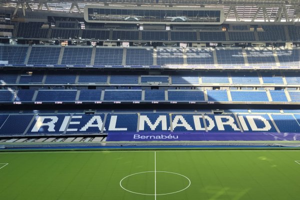 stade Madrid foot pelouse rétractable Santiago Bernabeu