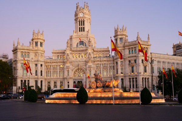 La célèbre fontaine de Cybèle au cœur de Madrid Vue sur les principaux monuments de Madrid lors d'un voyage en famille