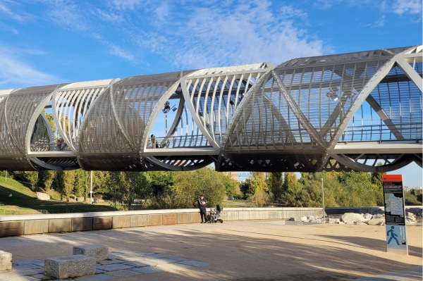 Notre balade à vélo familiale le long du Manzanares Chien lors d'une balade le long du fleuve Manzanares