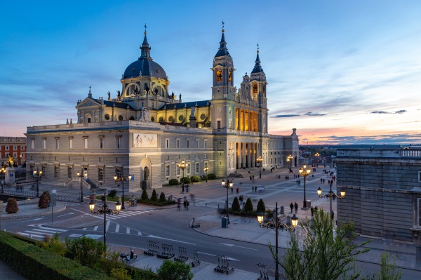 La principale cathédrale de Madrid Façade principale de la cathédrale de l'Almudena à Madrid