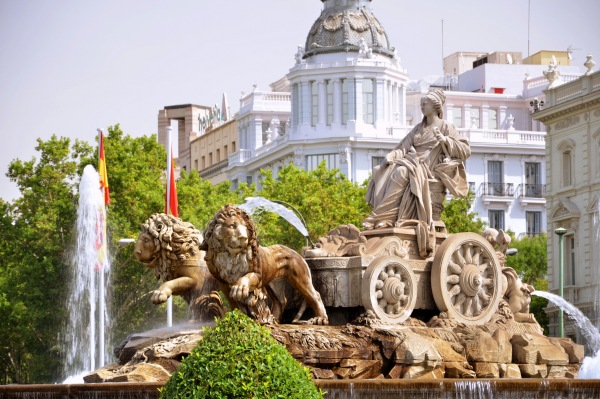 La célèbre fontaine de Cybèle au cœur de Madrid Fontaine de Cybèle sur la Plaza de Cibeles à Madrid