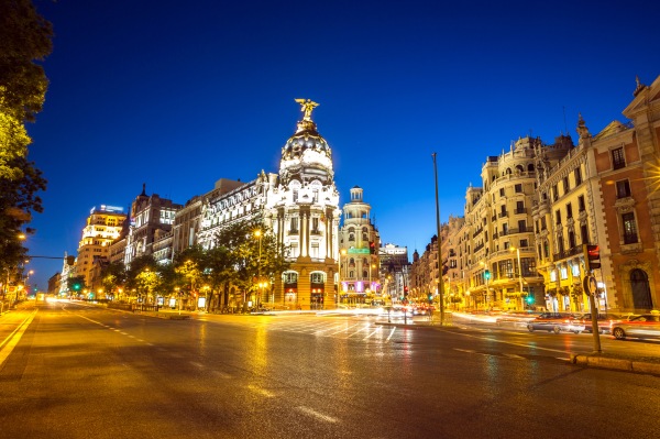 Le bâtiment Metropolis, symbole incontournable de Madrid Vue de la Gran Vía avec ses immeubles emblématiques et ses enseignes lumineuses
