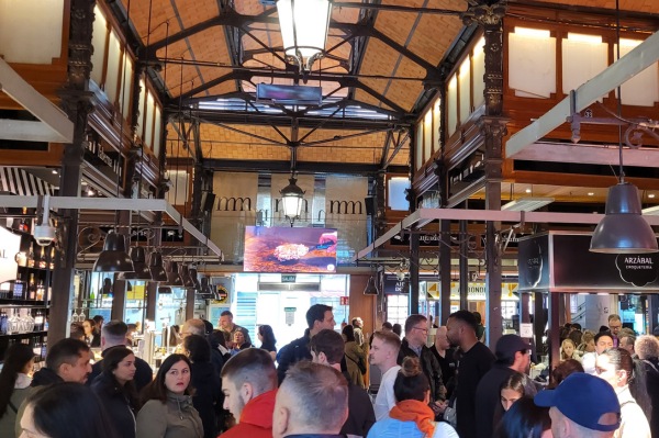 Difficile de choisir parmi toutes ces spécialités espagnoles Hall principal du marché San Miguel à Madrid