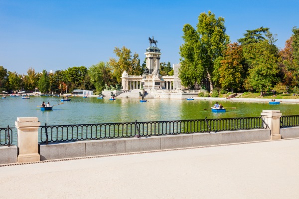 Une pause au bord du lac du parc du Retiro Grand étang du Retiro avec le monument à Alphonse XII