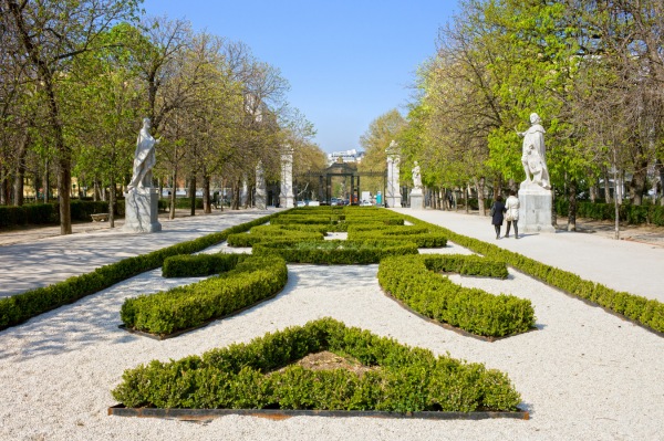 Bienvenue dans le plus beau parc de Madrid Allée ombragée dans le parc du Retiro à Madrid