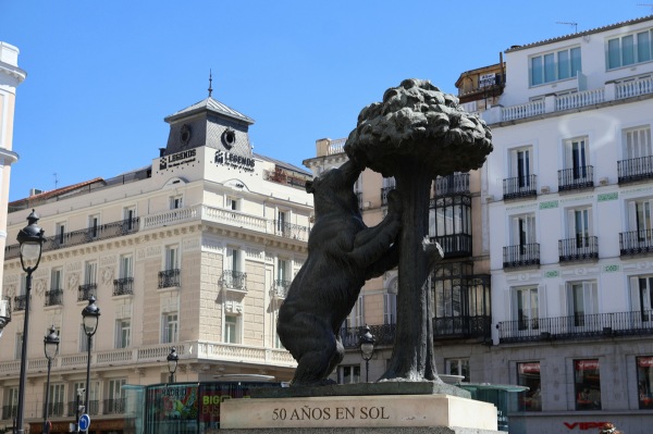 La photo souvenir incontournable à Madrid Statue de l'Ours et de l'Arbousier sur la Puerta del Sol