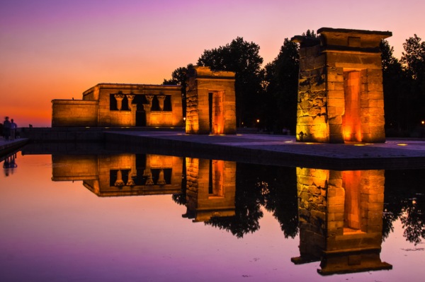 Une agréable promenade loin de l'agitation du centre Reflet du temple de Debod dans les bassins