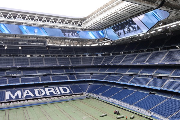 Le stade mythique du Real Madrid entièrement rénové Vue intérieure des tribunes du Santiago Bernabéu