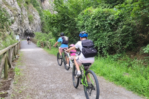 Pause en famille pendant notre balade à vélo Senda del Oso à vélo dans les Asturies
