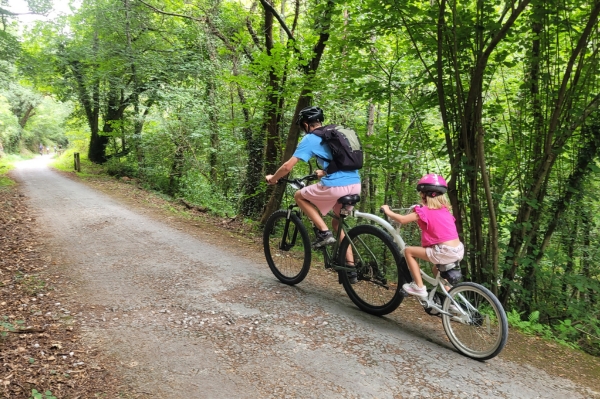 Balade à vélo en famille sur la Senda del Oso Famille à vélo dans les Asturies