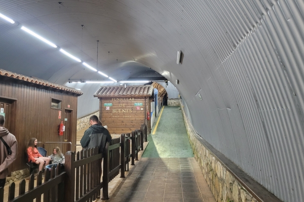 Le secteur de Poncebos constitue le point de départ du funiculaire et de la randonnée vers Bulnes. Intérieur du funiculaire de Bulnes dans les Asturies