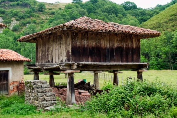 Un hórreo, bâtiment traditionnel utilisé pour conserver les récoltes, dans le village de Bulnes. Un hórreo traditionnel dans les ruelles de Bulnes.