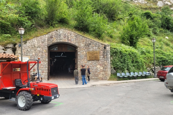 Le funiculaire de Bulnes circule dans un tunnel creusé sous les montagnes des Picos de Europa. Funiculaire de Bulnes dans les Picos de Europa