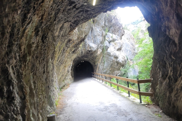 Paysages des montagnes asturiennes Vélo dans un tunnel de la Senda del Oso