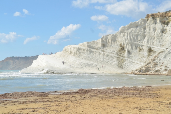 lieux à voir en Sicile Contraste entre la roche blanche et la mer à la Scala dei Turchi