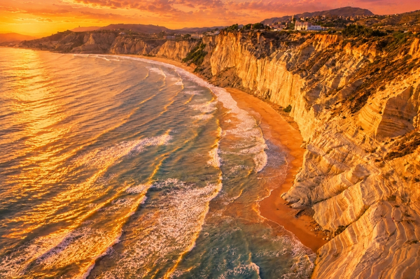 falaises blanches en sicile Lumière de fin de journée sur la Scala dei Turchi